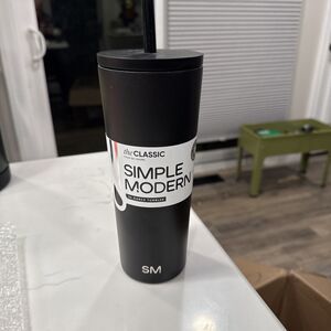NEW Simple Modern Classic 24 Oz Tumblr Water Bottle w/ Straw Black NWT
